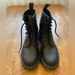 Classic Doc Martens W size 7 or EUR 38
